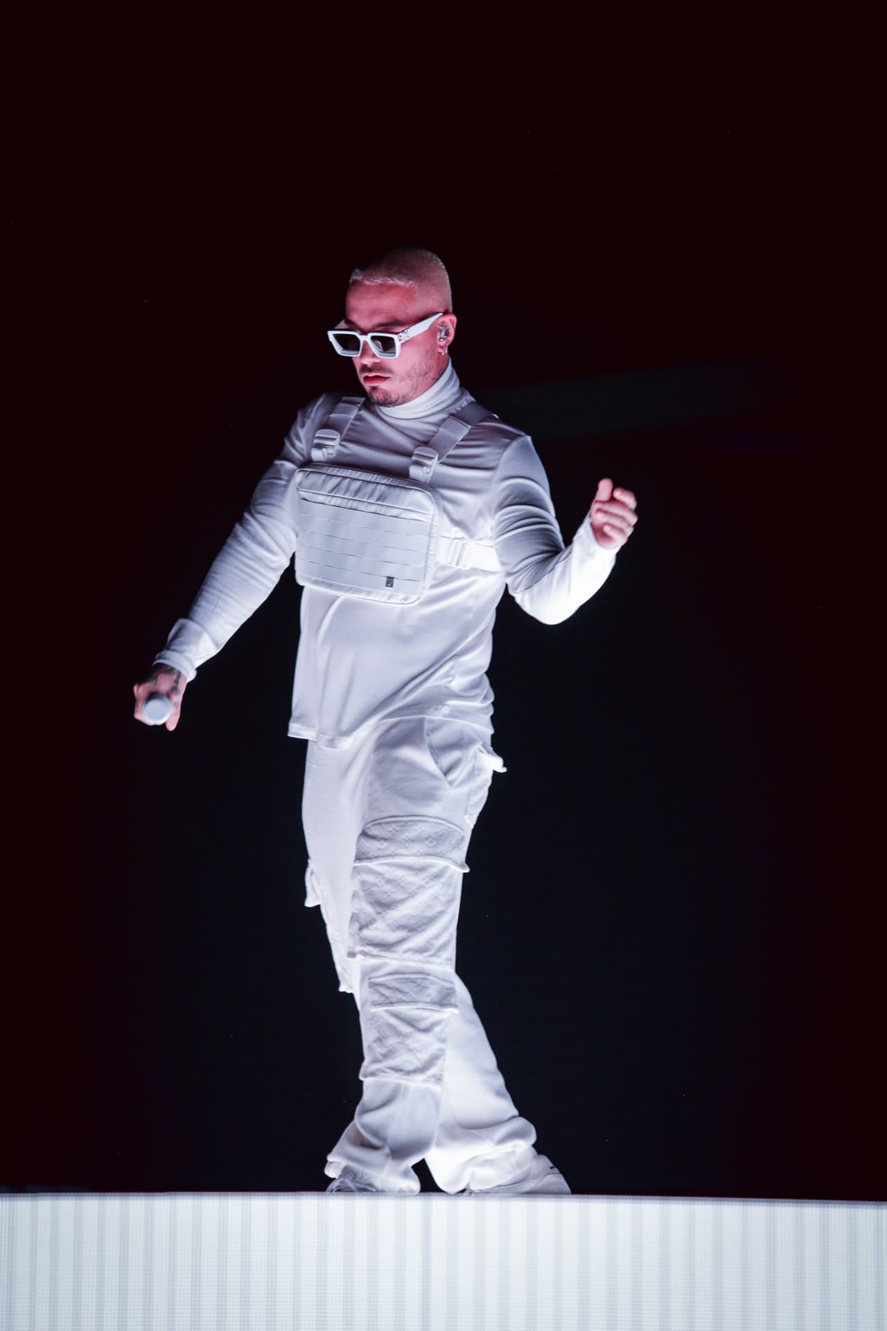 J Balvin, quien estaba nominado en doce categorías a PLN, armó una propuesta vanguardista al aparecer de pie sobre un cubo blanco que se volvió multicolor y proyectó imágenes neón mientras el cantaba “Reggaetón”.
<br>