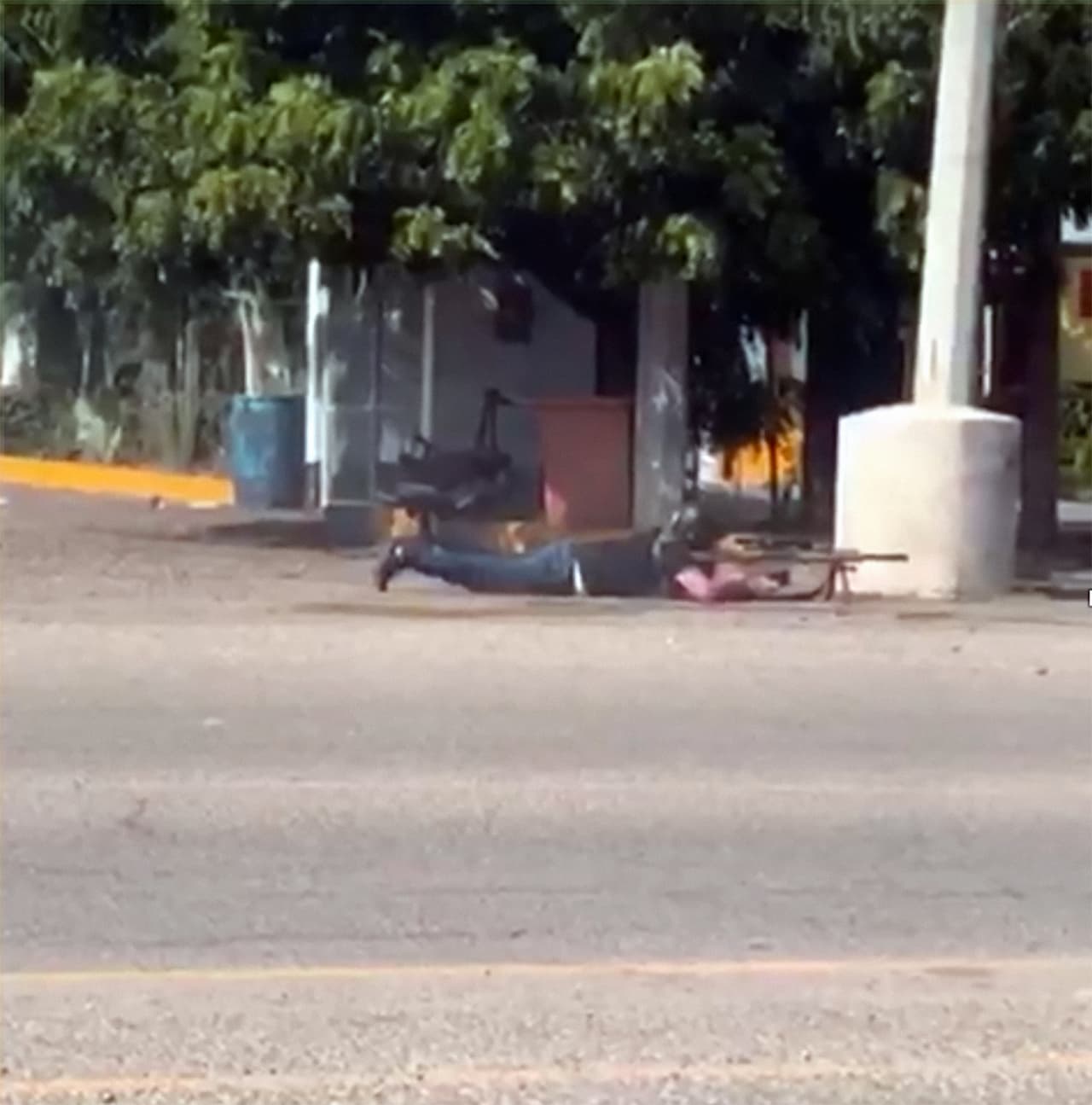 Según Sandoval, cuando comenzaron los tiroteos, es el momento en que en la ciudad la “actividad social es importante, vehículos en movimiento, gente haciendo diferentes actividades, caminando sobre las calles; entonces, había un riesgo para ellos también". En la foto un delincuente
<a href="https://www.univision.com/univision/operativo-fallido-contra-ovidio-guzman-revela-caos-en-coordinacion-de-cuerpos-de-seguridad-mexicanos">disparando un arma de alto impacto contra las autoridades. </a>