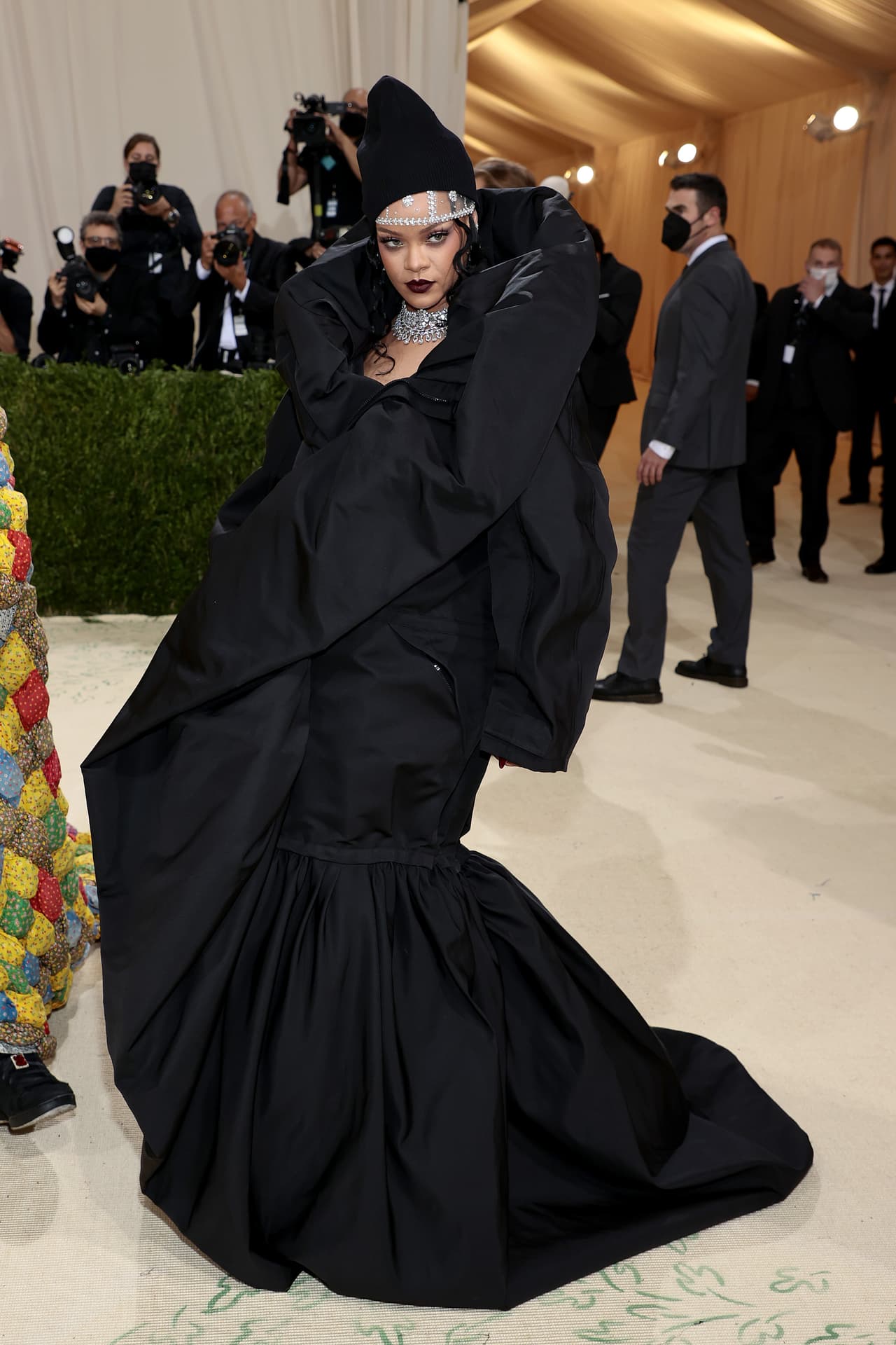Otra de las estrellas que causó furor durante la gala denominada como 'Los Óscares de la Moda' fue 
<b><a href="https://www.univision.com/temas/rihanna" target="_blank">Rihanna</a></b>, quien fue la última celebridad en arribar a la alfombra roja del evento.