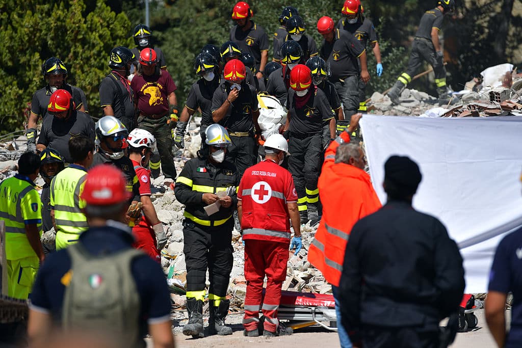 Casi 1,000 réplicas en dos días atemorizan a vecinos y rescatistas en las zonas del terremoto de Italia