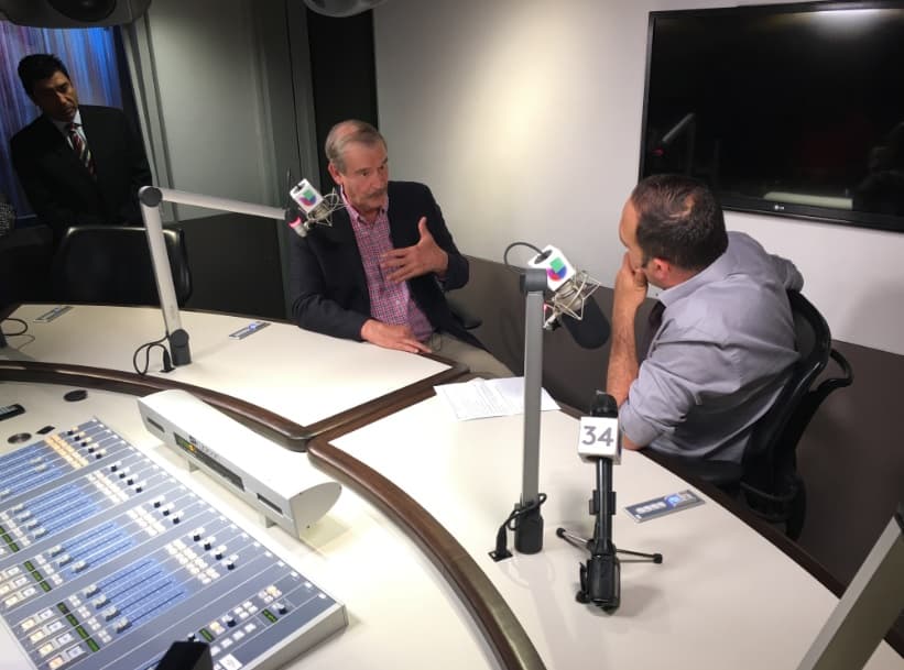 Vicente Fox durante su entrevista en "En Boca de León" en KTNQ 1020.
