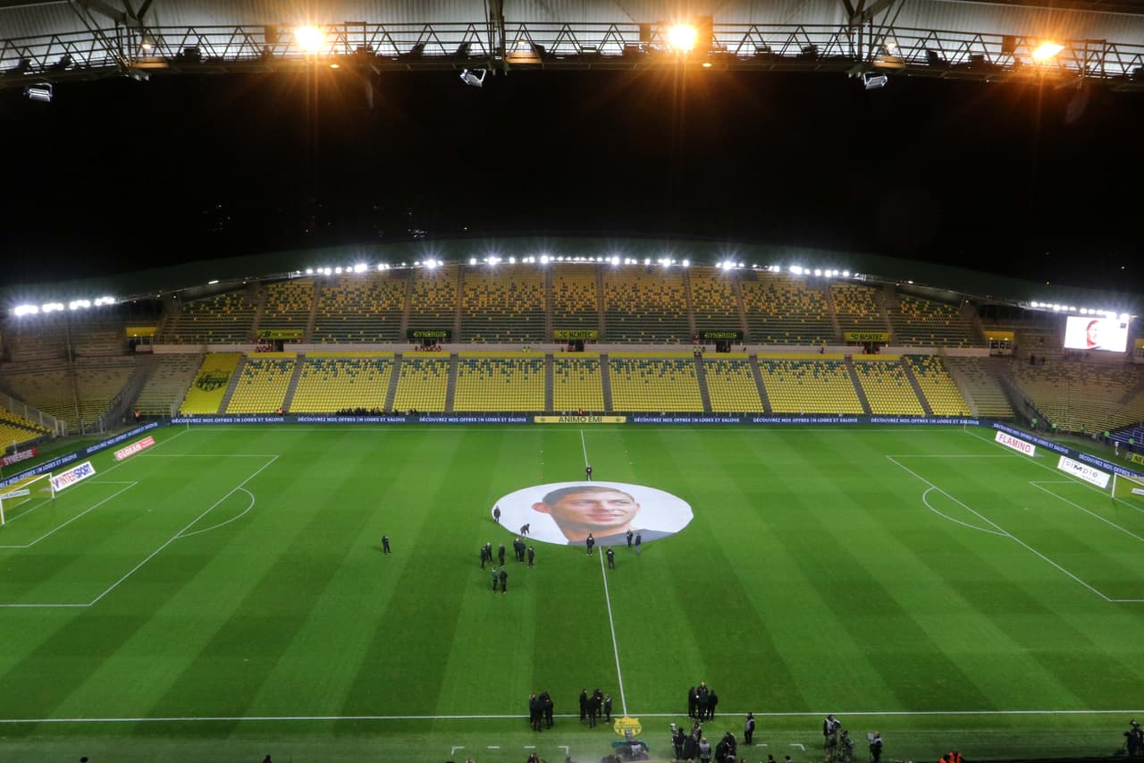 En las afueras del Stade de la Beaujoire - Louis Fonteneau, donde el Nantes F.C. es local, miles de aficionados continuaron sus homenajes a Emiliano Sala. Los mimos se vieron incluso dentro del estadio en donde se prepararon mosaicos, pancartas, playeras alusivas para los jugadores y mucho más.