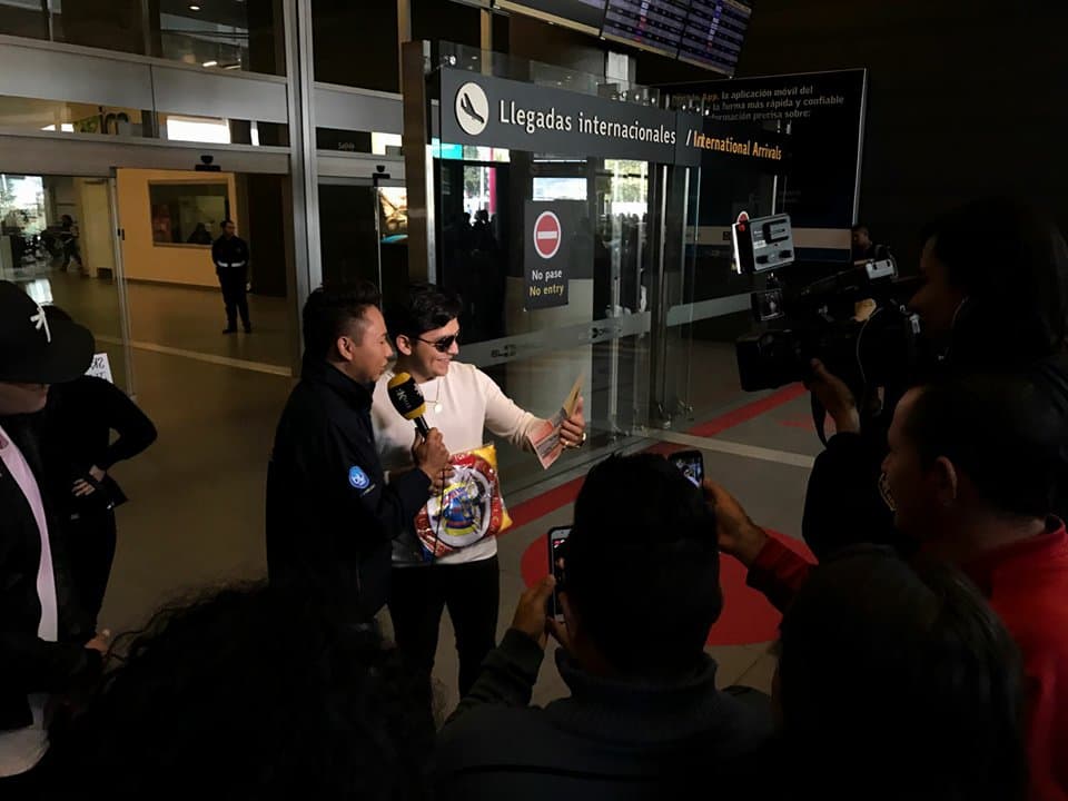 Inmediatamente fue asediado por los fans y medios de comunicación de Bogota. Obviamente, el mexicano se dejó querer.