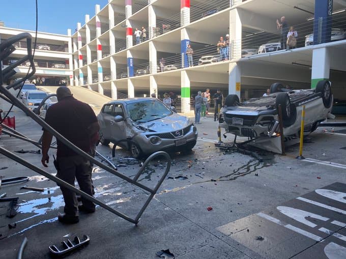 Fotos captadas por testigos muestra la escena del aparatoso accidente del cual no se reportaron víctimas mortales.