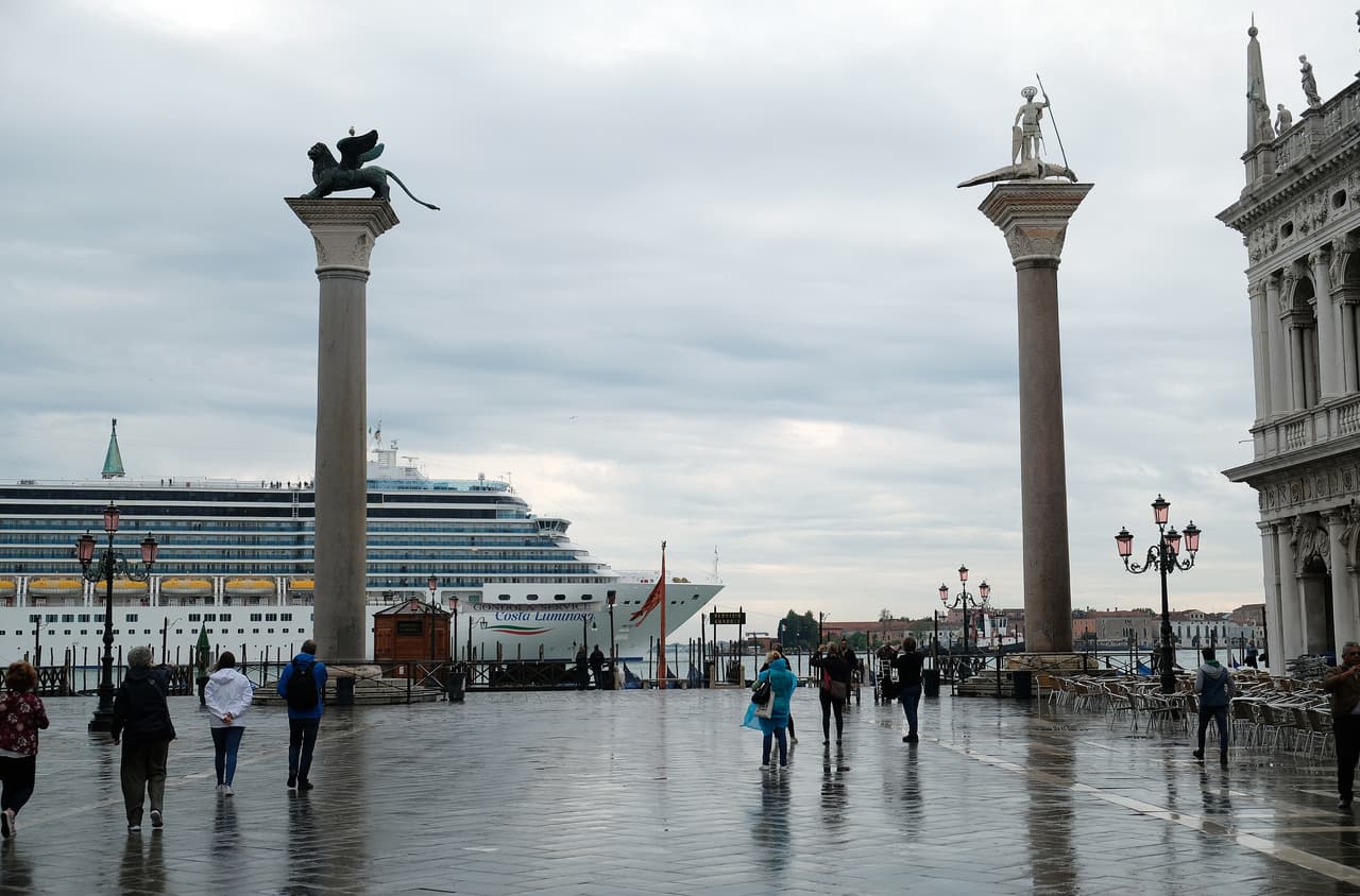 Un enorme crucero quedó fuera de control debido a un problema de motor. Este domingo chocó contra el muelle y contra un barco de turismo cuando iba a atracar en Venecia.
