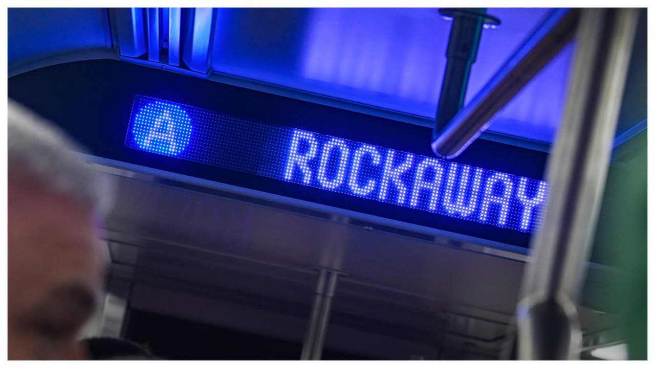 Además: resalta su moderno diseño con pantallas digitales mejoradas, asientos accesibles adicionales,
<b> letreros iluminados y más. </b>