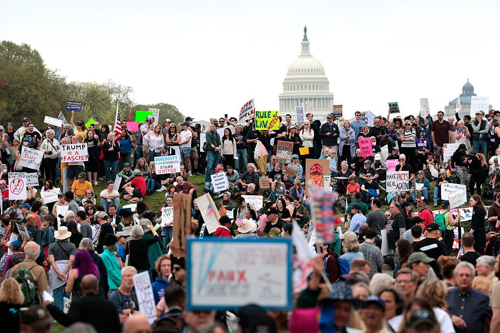 Manifestación contra Trump en el National Mall de Washington DC este sábado 5 de abril.