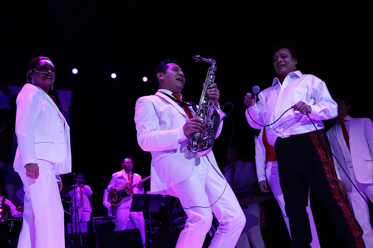 A la fecha se puede decir que infinidad de cantantes y músicos han interpretado las canciones de Juan Gabriel, aunque habría que destacar a un par de sus preferidos.