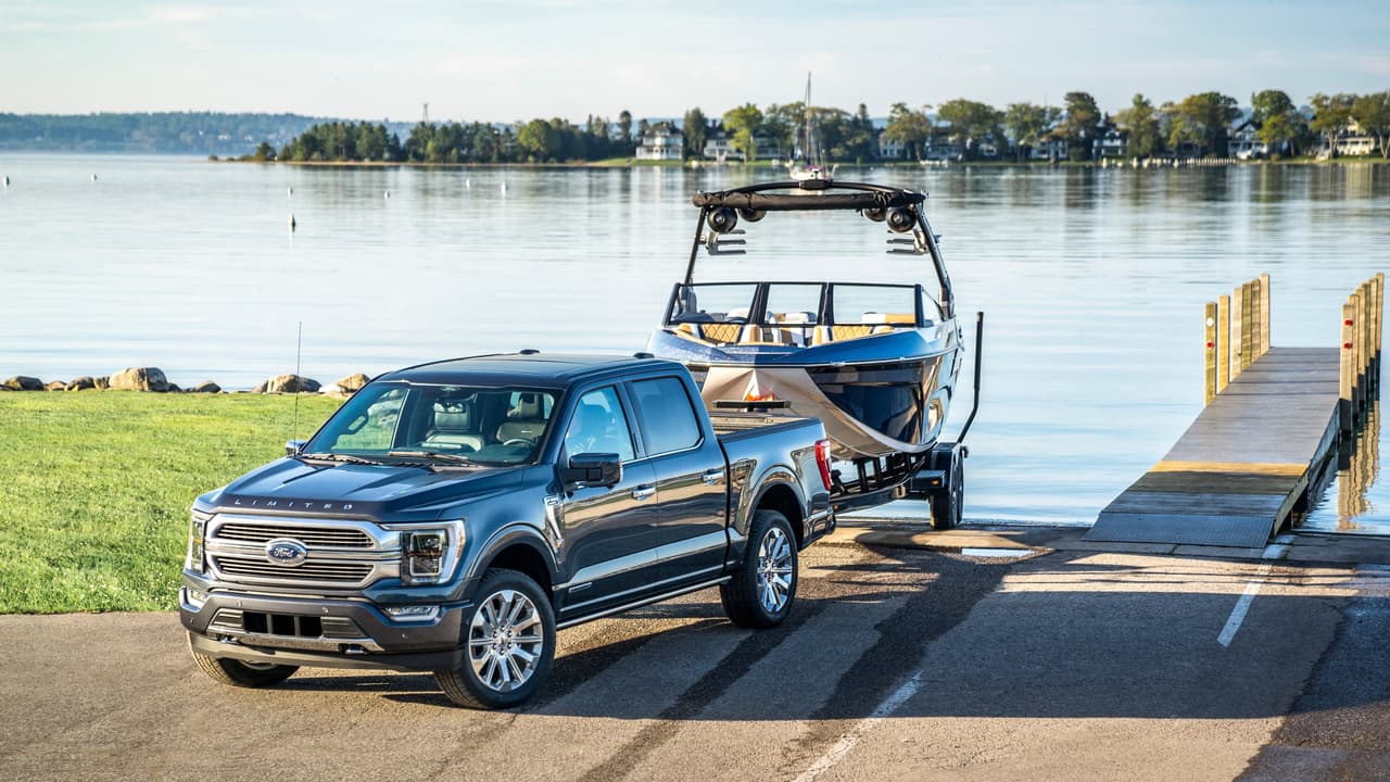 El frontal de la nueva Ford F-150 2021 es el más estilizado y hermoso que hemos visto en una F-150, con una acertada integración de la parrilla y los faros delanteros.