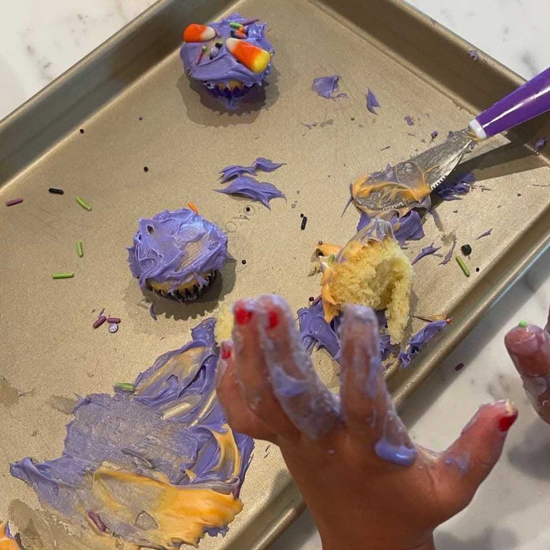 Mostró que la pequeña la ayudó a decorar algunos cupcakes para comenzar la cuenta regresiva de la Noche de Brujas.
<br>