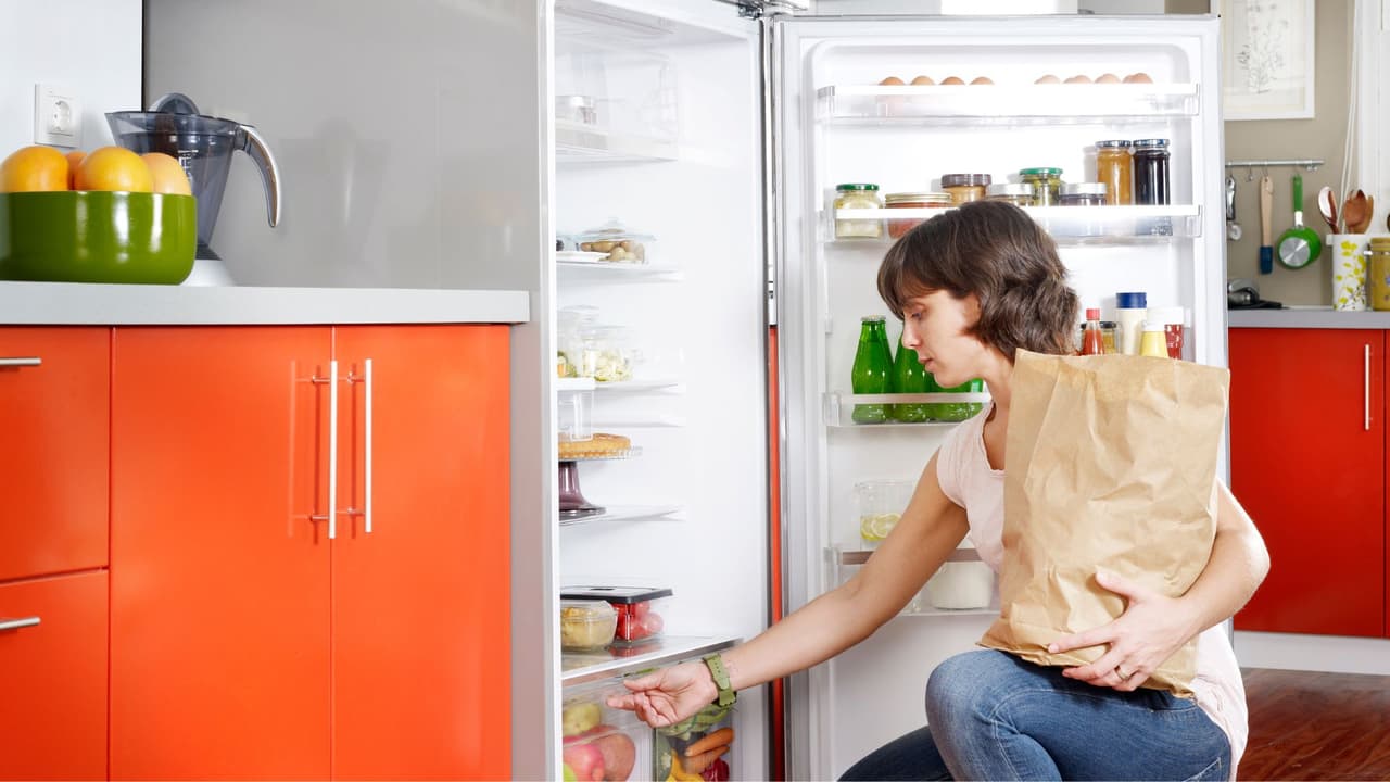 Si no hubo electricidad, deseche todos los alimentos descoloridos o con mal olor, especialmente carne, aves y pescado en el refrigerador. Los alimentos congelados pueden durar de 48 a 72 horas si el congelador está lleno y la puerta permanece cerrada. En caso de duda, a la basura.
<br>
