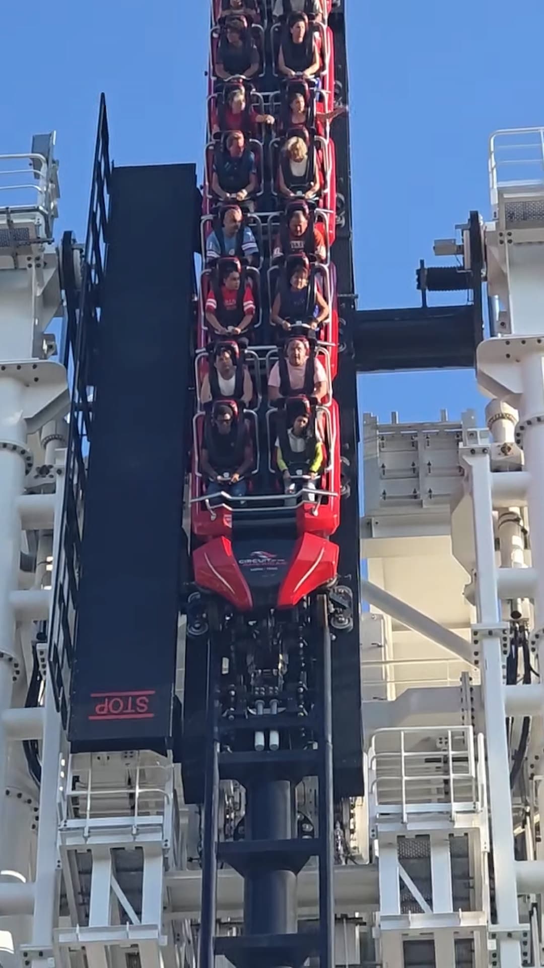 Los pasajeros de una montaña rusa quedan suspendidos