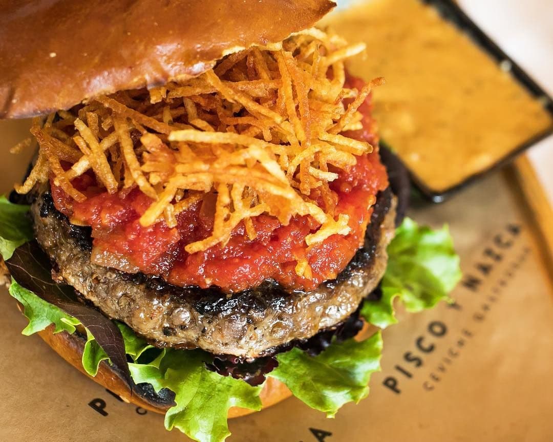 <b>Pisco y Nazca Ceviche Gastrobar. </b>Aquí se celebrará el día más importante del football con increíbles ofertas, como la hamburguesa “Qué Bestia”, hecha con carne de res Angus certificada de 8 onzas, por $10. Ese es sólo un ejemplo de otras ofertas que servirá en sus locales de Kendall (8405 Mills Dr. Suite 206) y El Doral (8551 NW 53rd St A101).