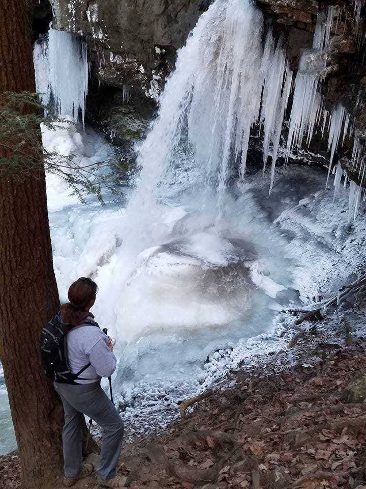 <b><a href="https://gastateparks.org/CloudlandCanyon" target="_blank">Cloudland Canyon</a></b>. Camina por un trío de tres senderos en el Parque Estatal Cloudland Canyon de Georgia para disfrutar de impresionantes vistas invernales, paredes del cañón cubiertas de carámbanos y cascadas heladas. Esta aventura de 6 millas captura impresionantes vistas desde los imponentes bordes del cañón de Cloudland y se sumerge en las profundidades del cañón para ver de cerca las impresionantes cascadas heladas de Cloudland.