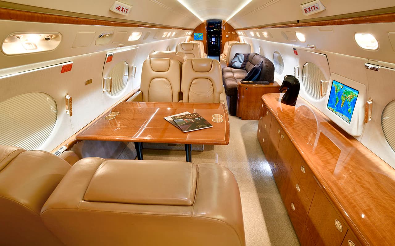 Leonel Messi viaja con estilo, pues este es el jet con el número 10 que adquirió hace poco. El avión incluye una cocina, dos baños y 16 asientos que pueden ser convertidos en camas.