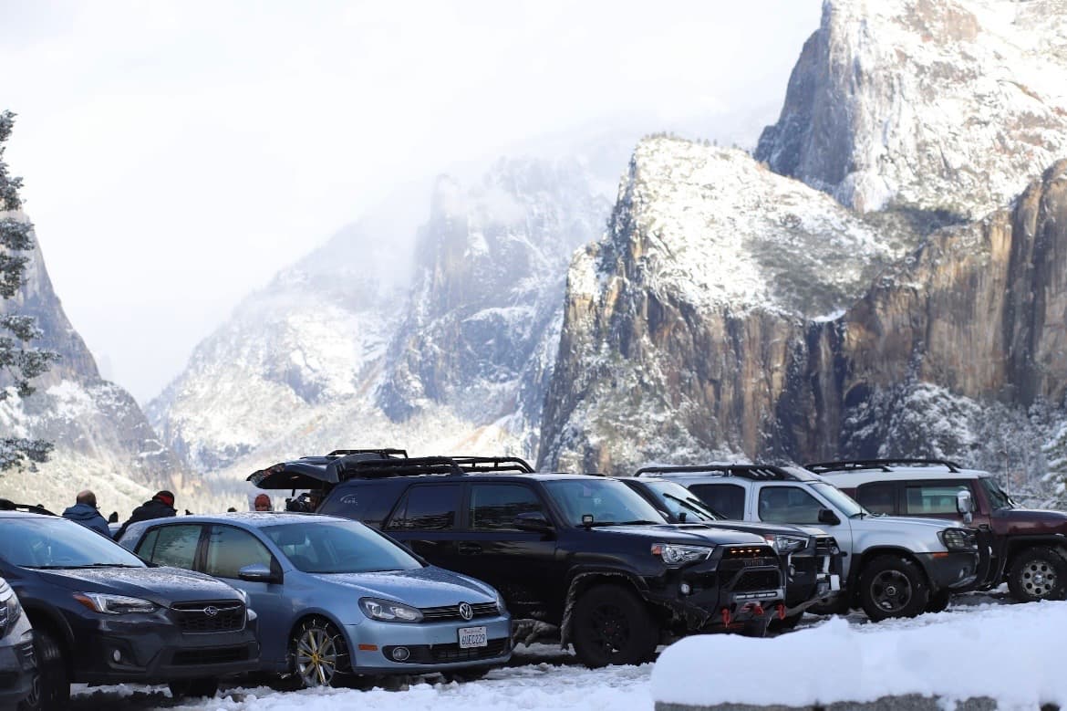Antes de visitar el Parque Nacional Yosemite debes tener en cuenta que como uno de los 5 millones de visitantes que recibe cada año este espacio, deberás cuidar y proteger lugares u objetos especiales del sitio con valor histórico y arqueológico. Asimismo, recuerda que este patrimonio está abierto al público las 24 horas del día de los 365 días del año, y las tarifas de entrada las puedes encontrar desde los 20 dólares.