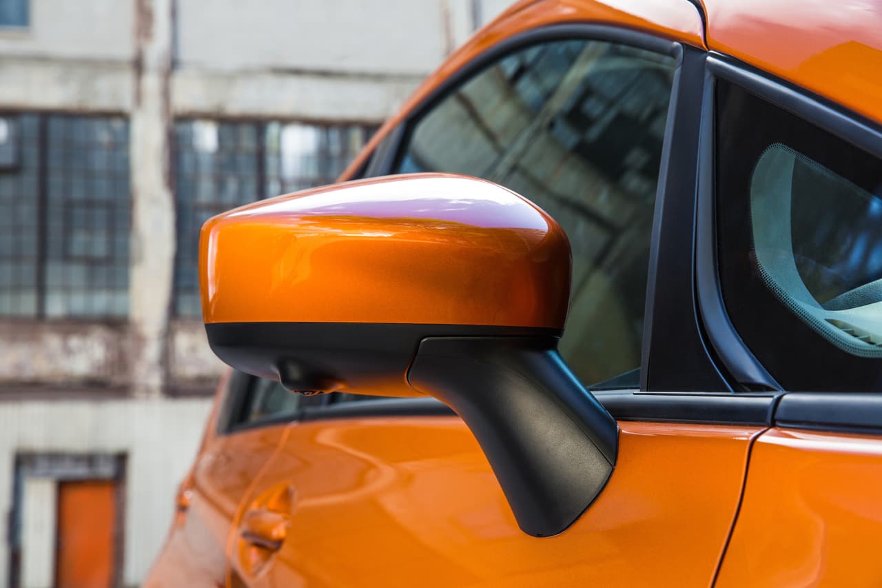 Los espejos retrovisores del 
<b>Nissan Versa Note</b> son calefaccionados, además, la versión SR tiene disponible la luz de giro incorporada en ellos.