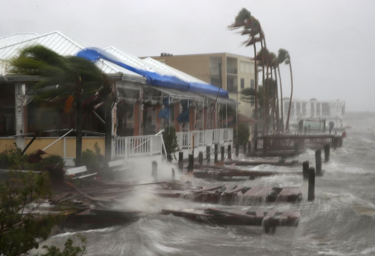 Las fuertes olas causadas por el huracán Matthew golpean la costa de Cocoa Beach, en Florida el viernes 7 de octubre.