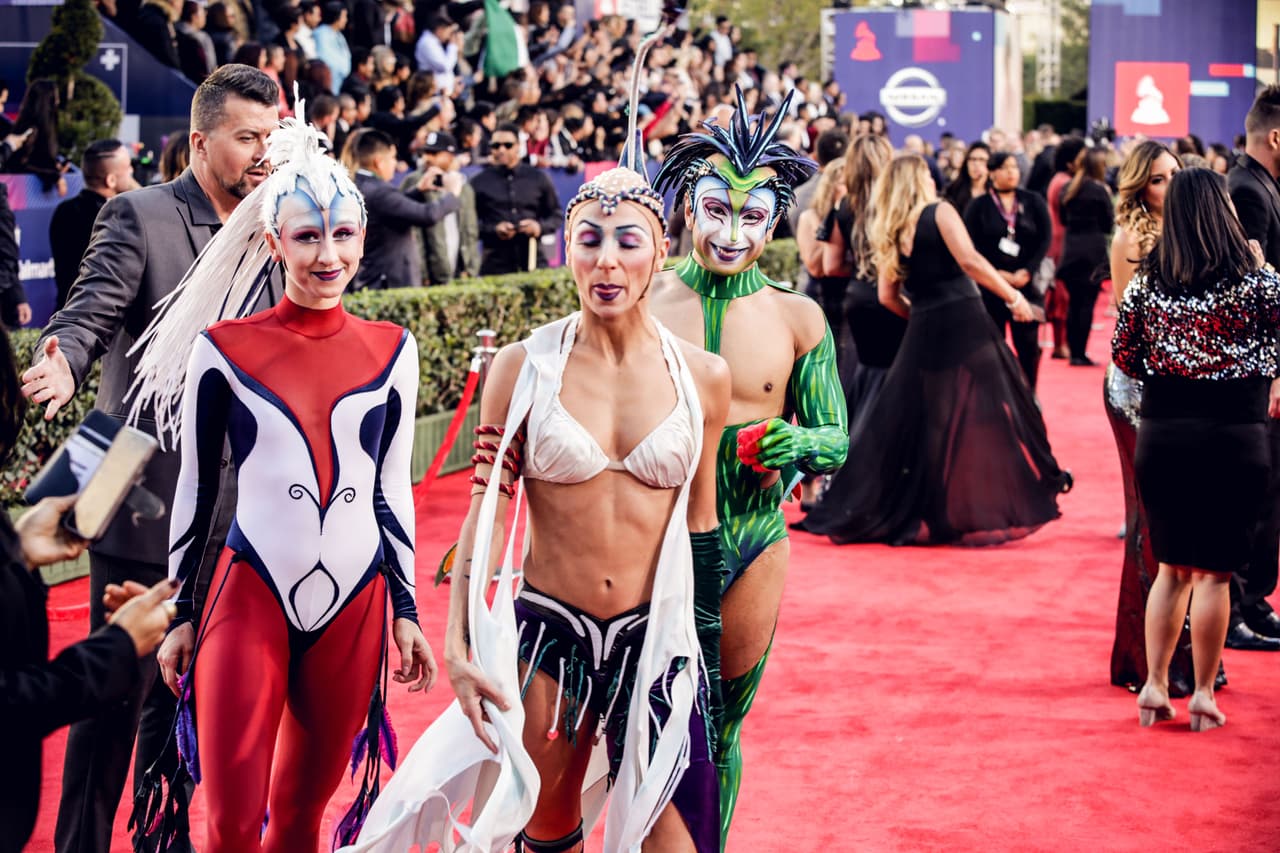 El elenco de Cirque Du Soleil muy juguetón