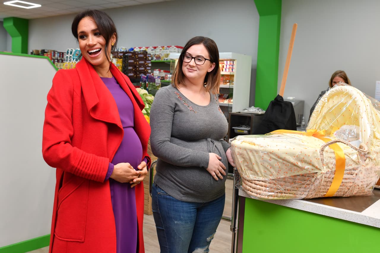 Como parte de la visita, Meghan Markle tuvo la oportunidad de regalarle a Angela Midgley un canastillo repleto de productos para su futuro bebé.