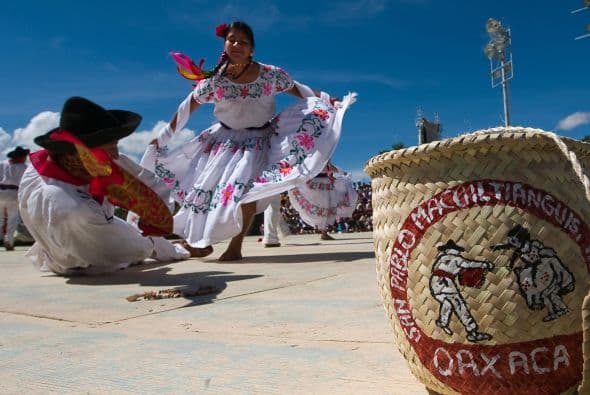 La Guelaguetza significa acción de ofrendar, compartir o regalar y es de origen zapoteco.
