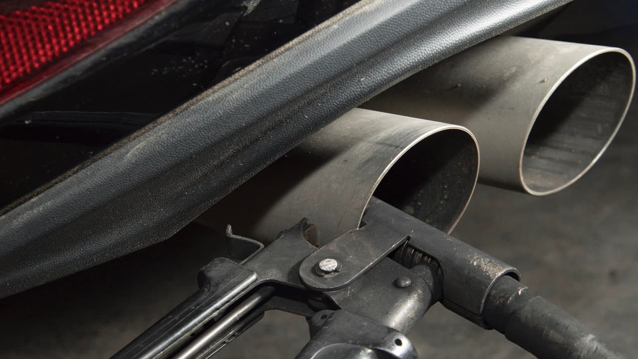 <h3 class="cms-h3-H3"><b><a href="https://www.univision.com/noticias/volkswagen/el-escandalo-de-volkswagen" target="_blank">El escándalo de Volkswagen</a></b></h3>
<br>
<br>El 18 de septiembre del 2015, la EPA notificó formalmente a Volkswagen de su violación de la Ley de Aire Limpio. Según la EPA, 
<a href="https://www.univision.com/noticias/volkswagen/el-escandalo-de-volkswagen" target="_blank">VW había trucado la programación </a>del Módulo de Control Electrónico de sus motores 4 cilindros 2.0 litros Turbodiésel TDI, a fin de filtrar las emisiones de óxidos de nitrógeno (NOx) a niveles permitidos por la ley durante las pruebas de laboratorios para la certificación de su uso en vías públicas, más no durante uso normal. 
<br>
<br>La premisa es simple. Volkswagen prometió un motor Diésel limpio que no necesitara utilizar el sistema de limpieza de emisiones inventado por Mercedes-Benz que el resto de la industria utiliza en sus motores diésel. Cuando se dieron cuenta que no iban a lograr el objetivo decidieron hacer trampa.
<br>
<br>El problema afectó a cerca de 11 millones de vehículos a nivel mundial, destruyó la reputación de Volkswagen como fabricante de motores diésel y hasta el momento le ha costado al consorcio europeo cerca de 18 mil millones de dólares.