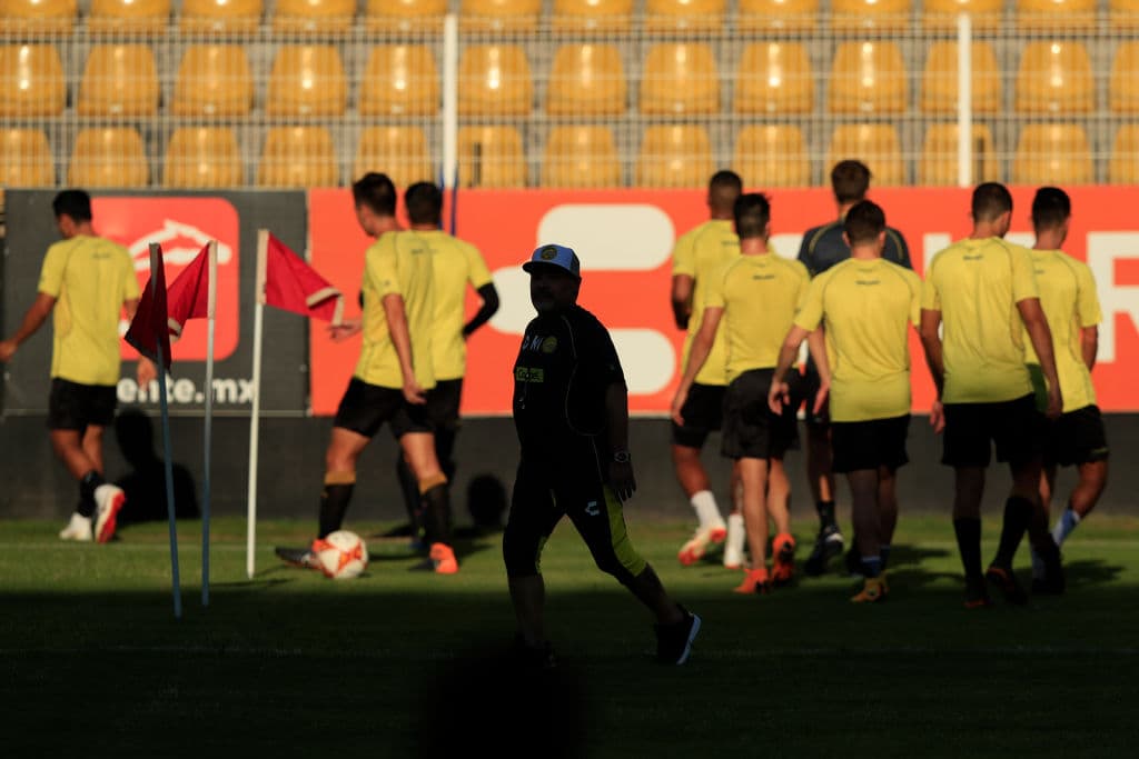 Aún así es un enigma cómo la sombra del pasado de Maradona, en medio de sus controversias, se vaya a convertir en el plano principal de esta experiencia.