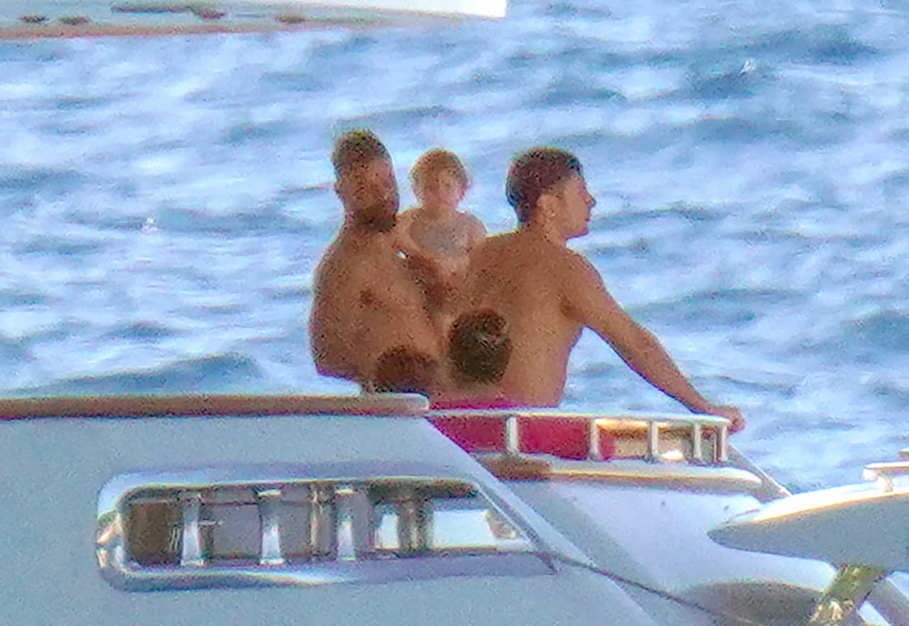 En las vacaciones estuvieron acompañados por sus hijos, Valentino y Matteo de 11 años, la pequeña Lucía, de 1 año, y Renn, de quien anunció su nacimiento en octubre pasado. 
<br>