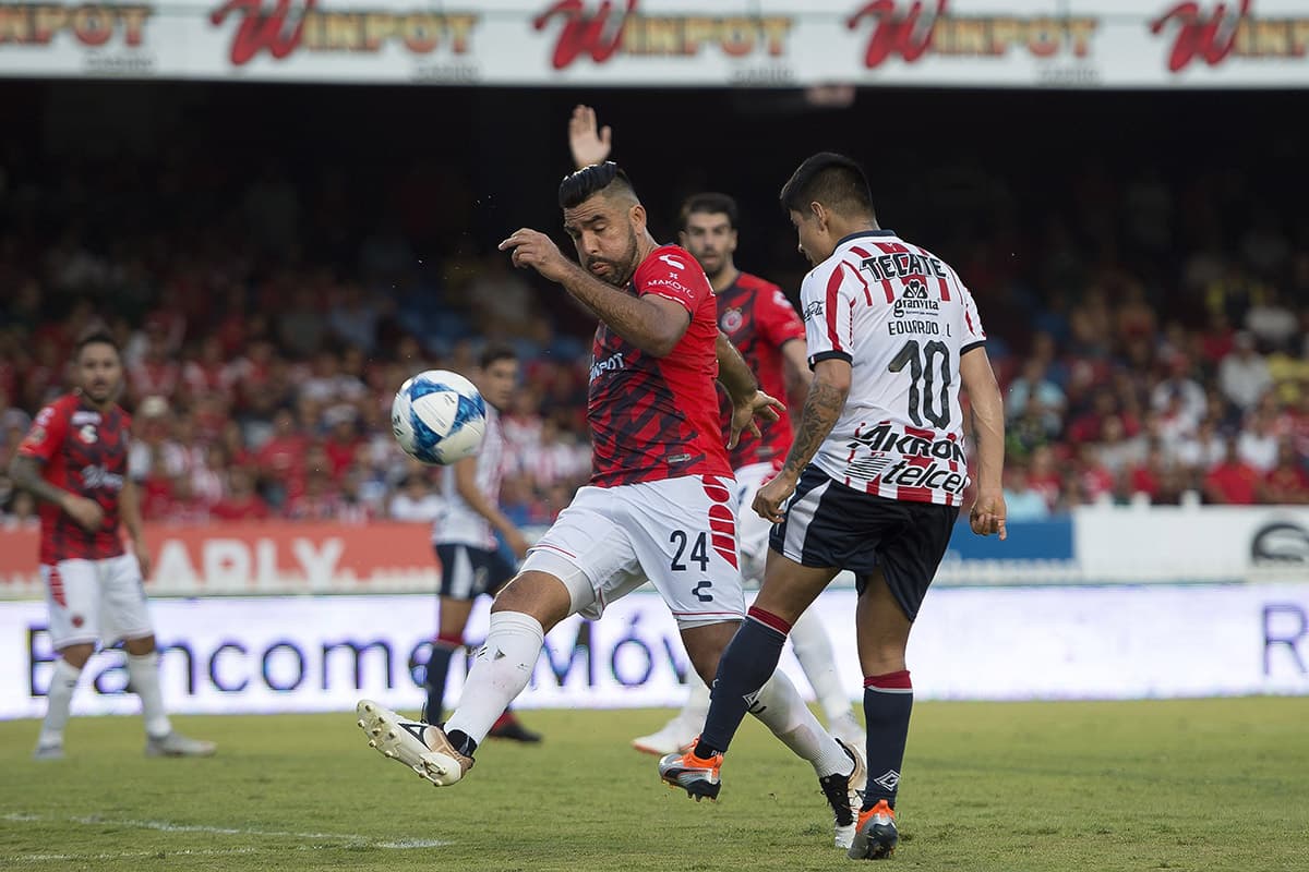 En la definición del segundo gol, 'Chofis' levantó el balón con calidad luego de recibir el rebote de un defensa rival.