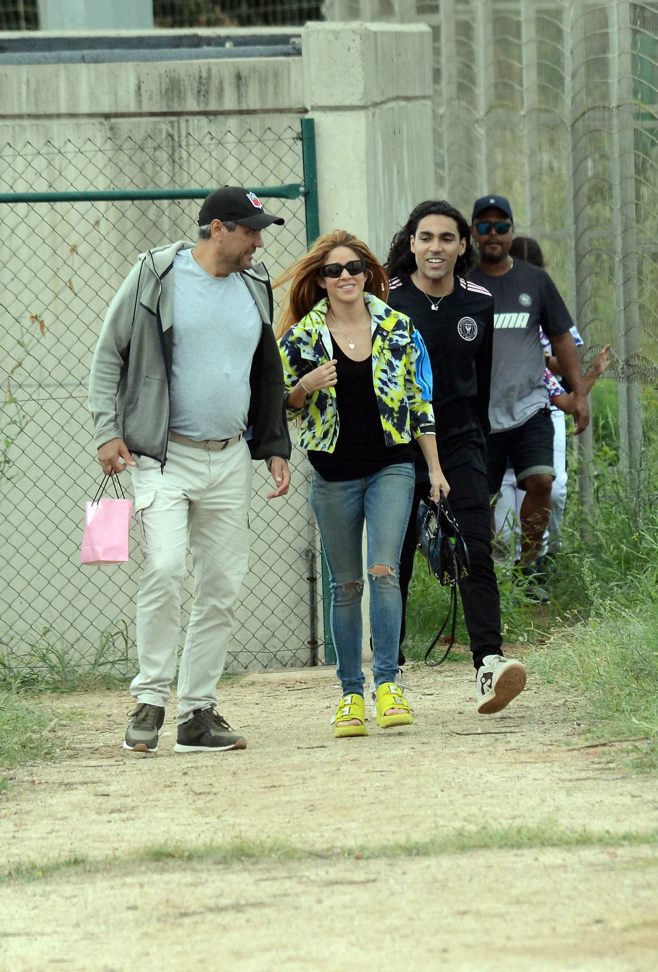 La colombiana utilizó un look desenfadado: jeans, camiseta negra, chamarra en tono amarillo neón, al igual que su calzado deportivo.
<br>