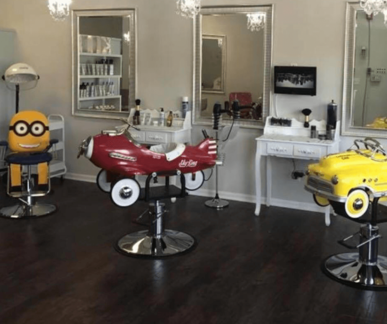 "Desde junio del 2017 estamos luchando con vientos y tempestades para mantener abierto este salón enfocado en niños especialmente, ubicado en el 23 E Burlington en Riverside".