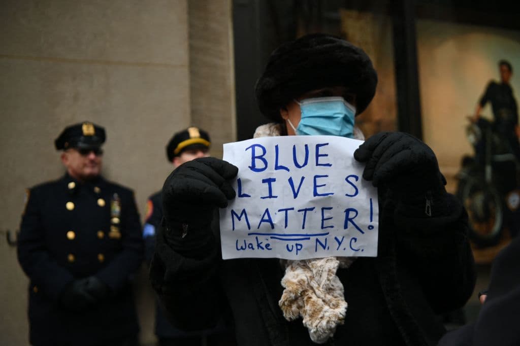 No solo políticos y policías llegaron hasta los alrededores de la catedral de San Patricio, miles de personas civiles, también mostraban su empatía ante la trágica muerte de Mora.