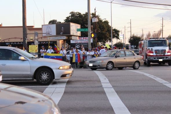 A cantos y gritos pidieron paz y libertad en la calle Westheimer, una de las más transitadas de Houston. 