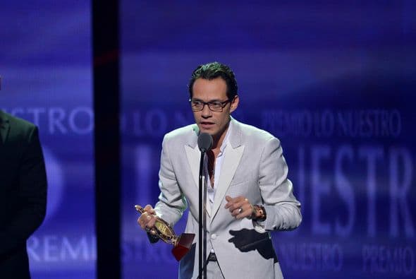 El salsero dedicó su premio a su amada esposa, la modelo Shannon de Lima.