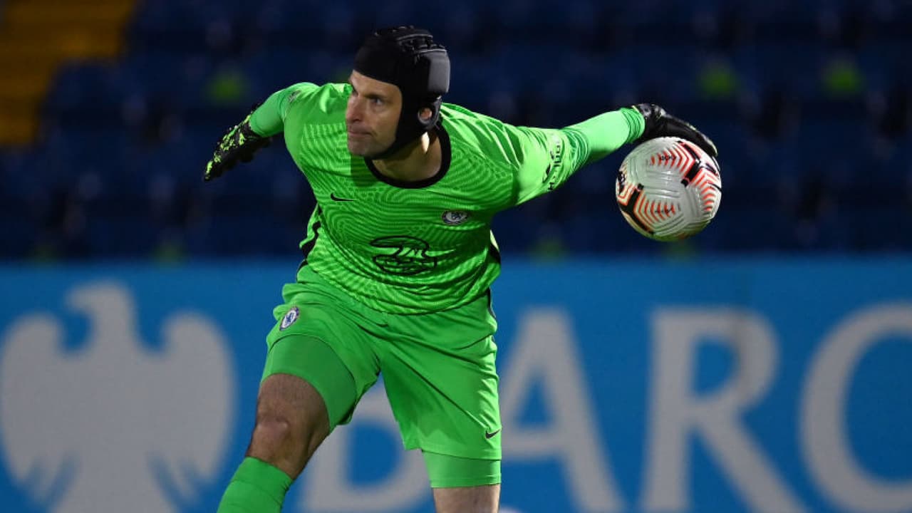 Petr Cech volvió a la acción pero tuvo un error que costó un gol