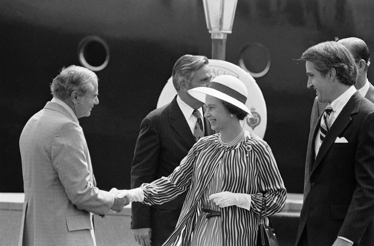 El gobernador de Pensilvania, Milton Shapp, da la bienvenida a la 
<b>reina Isabel II</b> a 
<b>Pensilvania</b> y Estados Unidos a su llegada a 
<b>Filadelfia</b> el martes, 6 de julio de 1976.