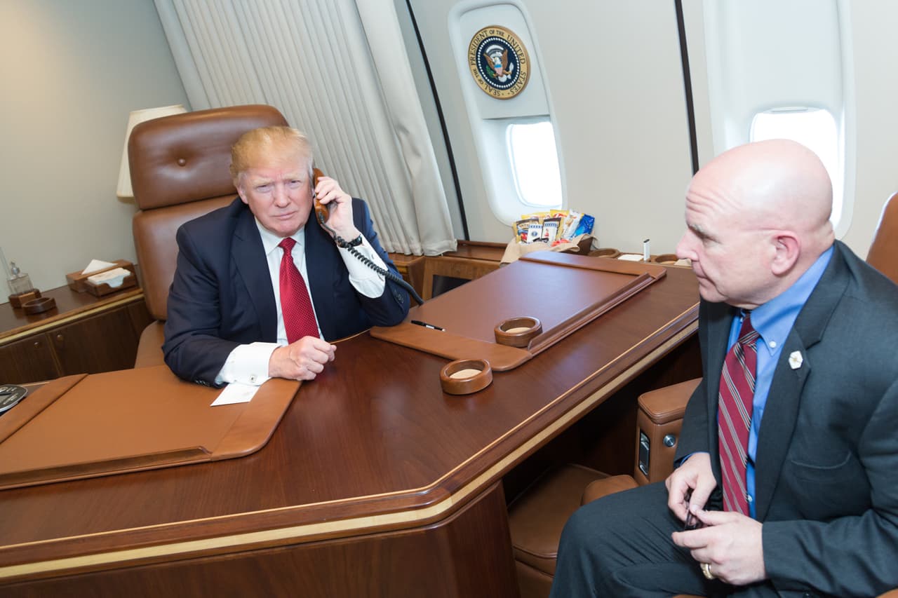 El presidente Donald Trump telefoneó a los comandantes junto al asesor de Seguridad Nacional, H. R. McMaster