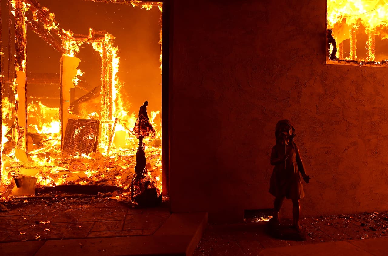 La policía local informó que algunos de sus agentes, así como varios residentes, estuvieron atrapados en el área afectada por las llamas a la espera de poder ser rescatados por los servicios de emergencia.