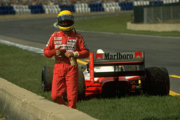 En la temporada 1990, Senna y Prost ya no eran compañeros de escudería. El francés se había unido a Ferrari ese año, lo que hizo que la rivalidad entre los dos pilotos fuese más candente que nunca.
<br>
<br>El drama llegó a su punto más álgido nuevamente en Suzuka, mismo escenario y mismos personajes. Senna, con un certero toque de volante arrastró a Prost fuera de la pista, el carro de Senna también salió de la competencia pero al descalificar a Prost, Senna logró su segundo título, coronándose como el primer campeón mundial de la década de los 90.