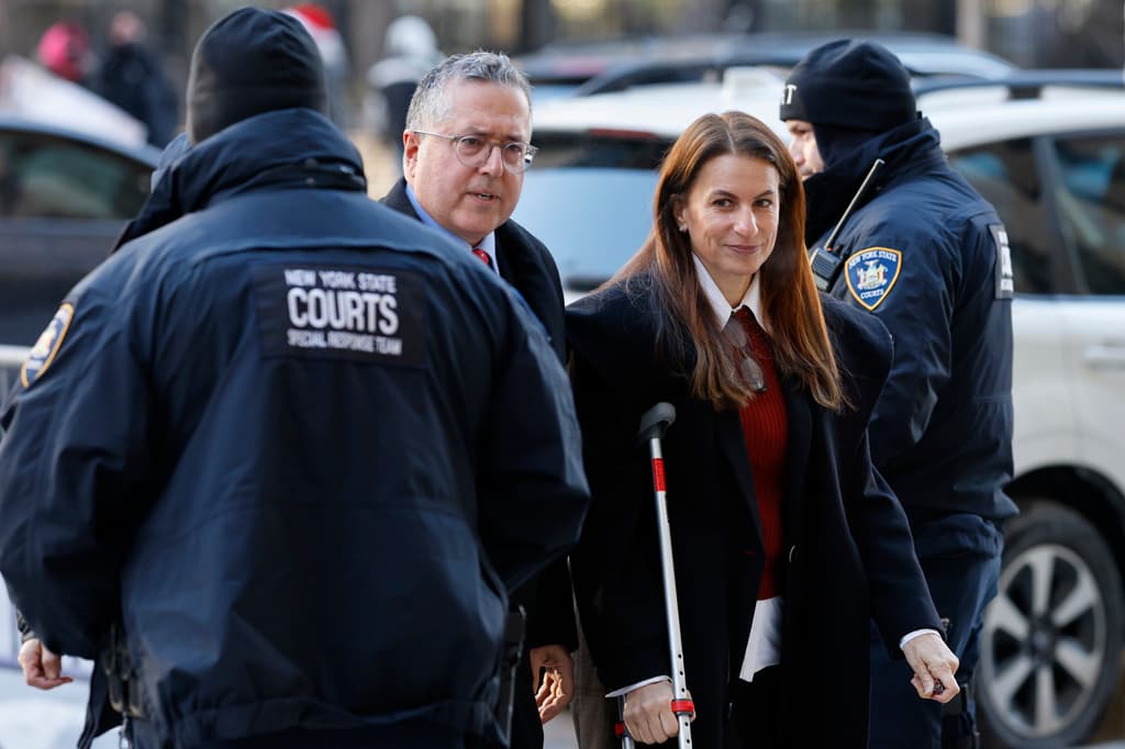 Friedman Agnifilo expresó al juez que l
<b>e preocupa que Mangione no tenga derecho "a un juicio justo"</b>. Alegó que funcionarios como 
<b><a href="https://www.univision.com/local/nueva-york-wxtv/eric-adams-alcalde-nueva-york-acusado-cargos-federales" target="_blank">el alcalde de Nueva York, Eric Adams,</a></b> han realizado expresiones que contaminarían a un jurado.