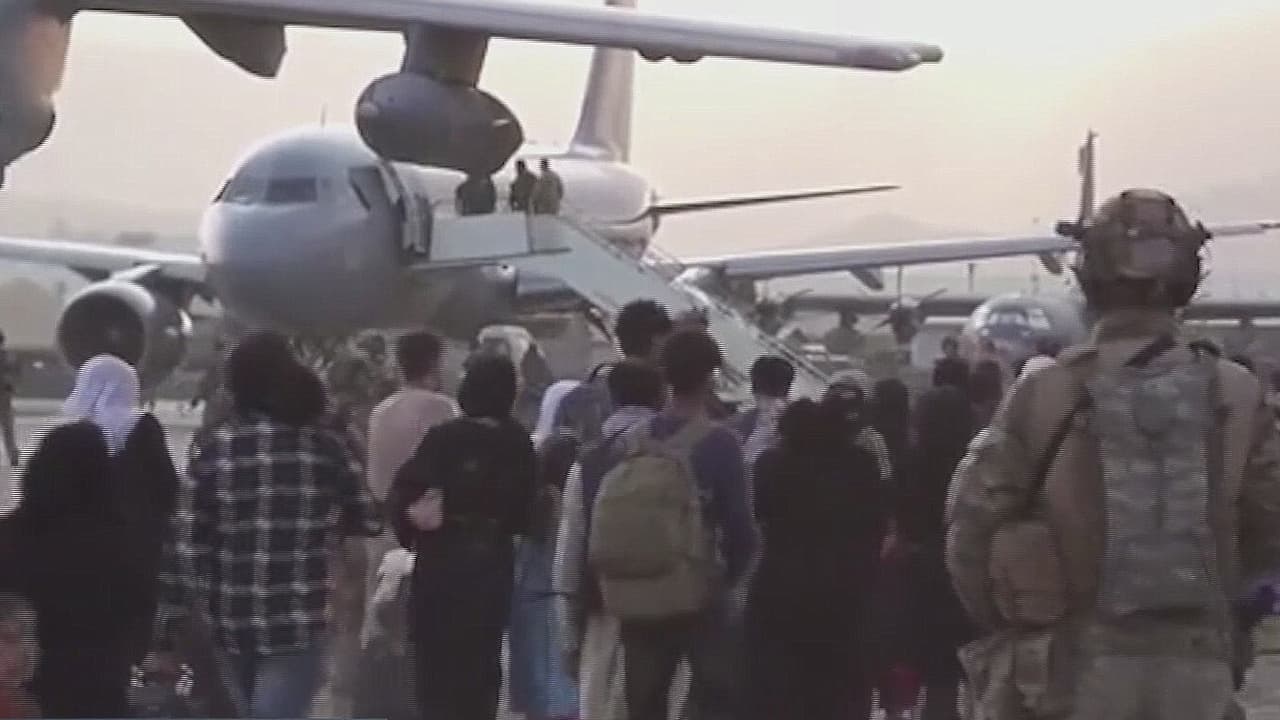 “Frustración, enojo y tristeza”, un soldado hispano quien perdió una pierna en Afganistán opina sobre el ataque en el aeropuerto de Kabul 