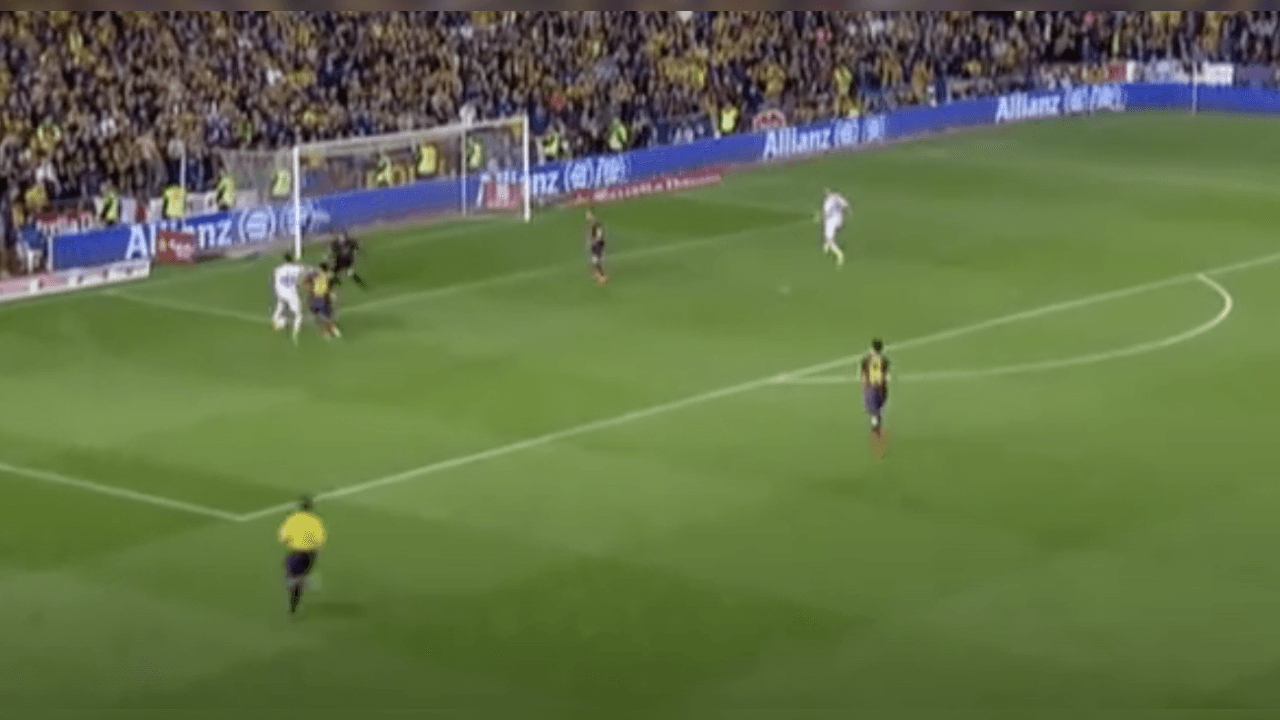 <b>No fue el gol más estético, pero finalizó su obra</b>
<br>Bale se encontró en el área chica y ante la salida del guardameta José Manuel Pinto, tocó por debajo de sus piernas.