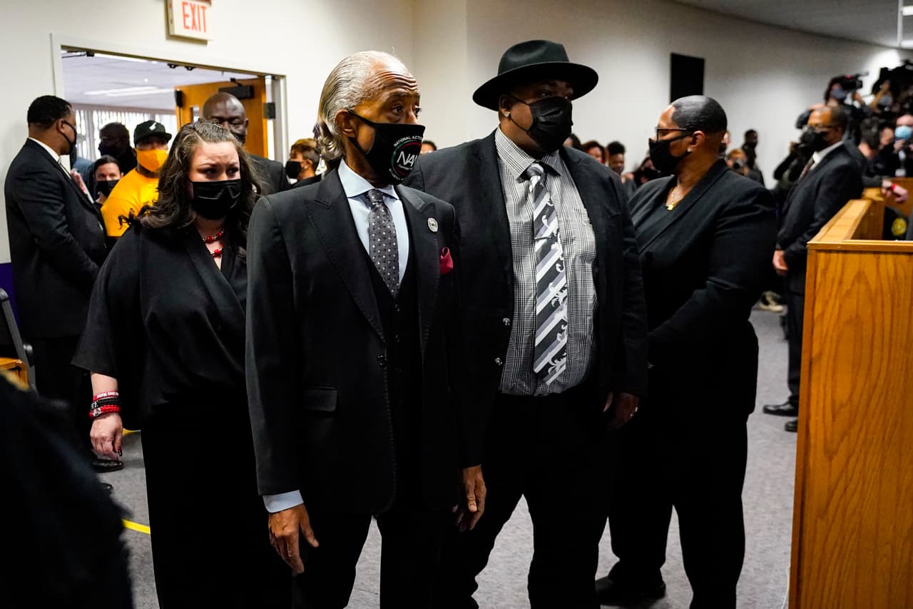 El reverendo Al Sharpton llega al funeral de Daunte Wright. Durante la ceremonia, Sharpton dijo: "Tenemos que levantar la voz cuando hay una injusticia".