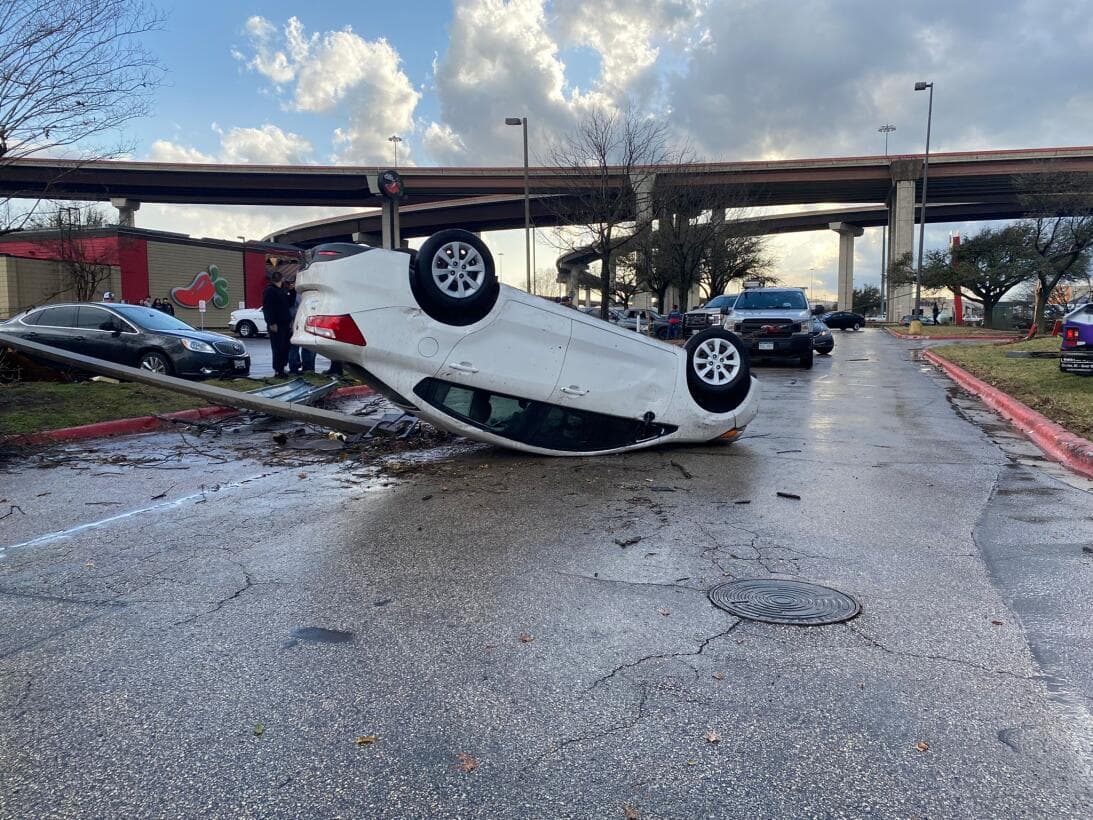 Entre los daños, se reportaron 
<b>edificios derrumbados, vehículos volcados, líneas eléctricas caídas, incendios y una fuga de gas. </b>