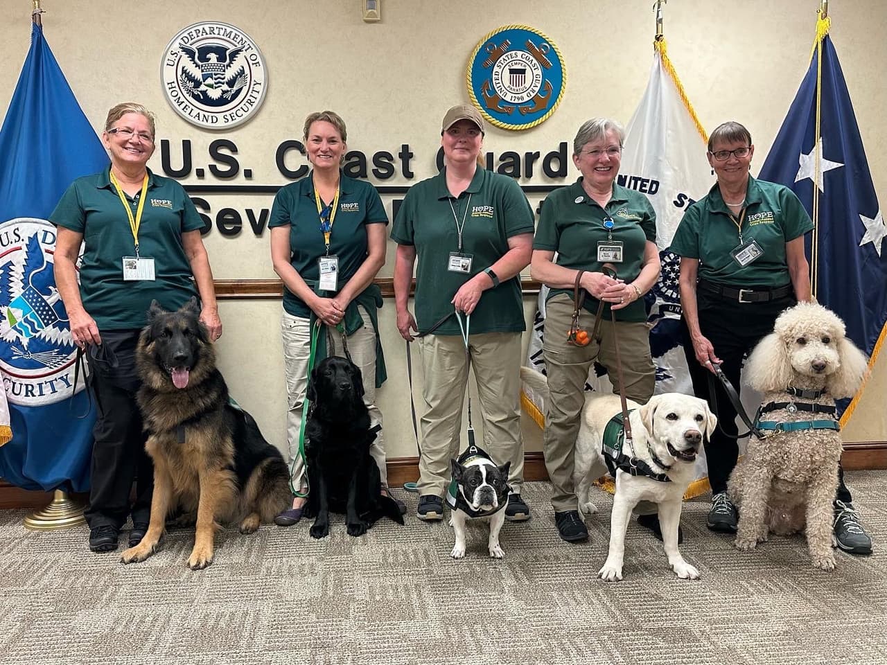 Estos perritos, especialistas en apoyo emocional, visitaron a los miembros de la Guardia Costera del sur Florida. 
<br>