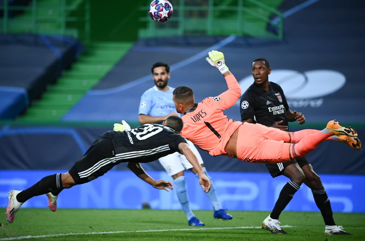 Lopes, el cancerbero del Lyon, no permitía que el conjunto inglés le hiciera gol.