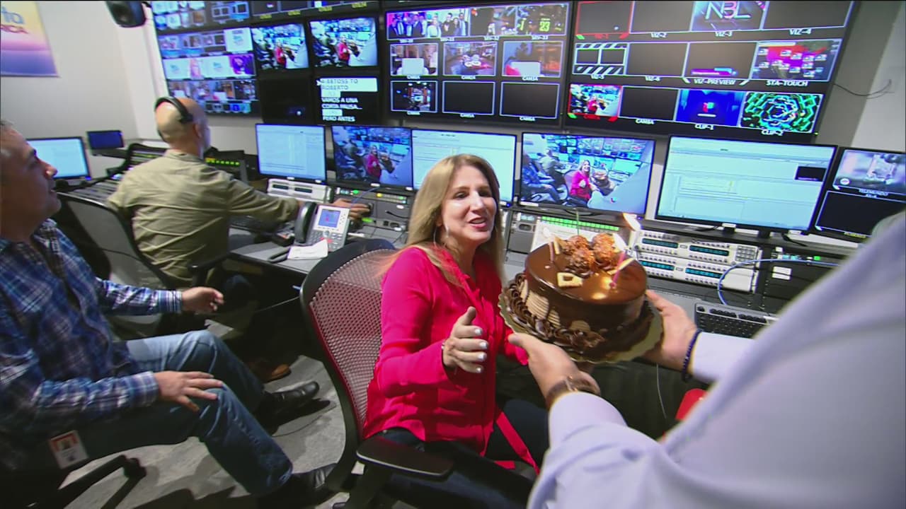 Pero las sopresas no terminaron ahí, en medio del show Raúl y Lili le llevaron un pastel a la cabina.