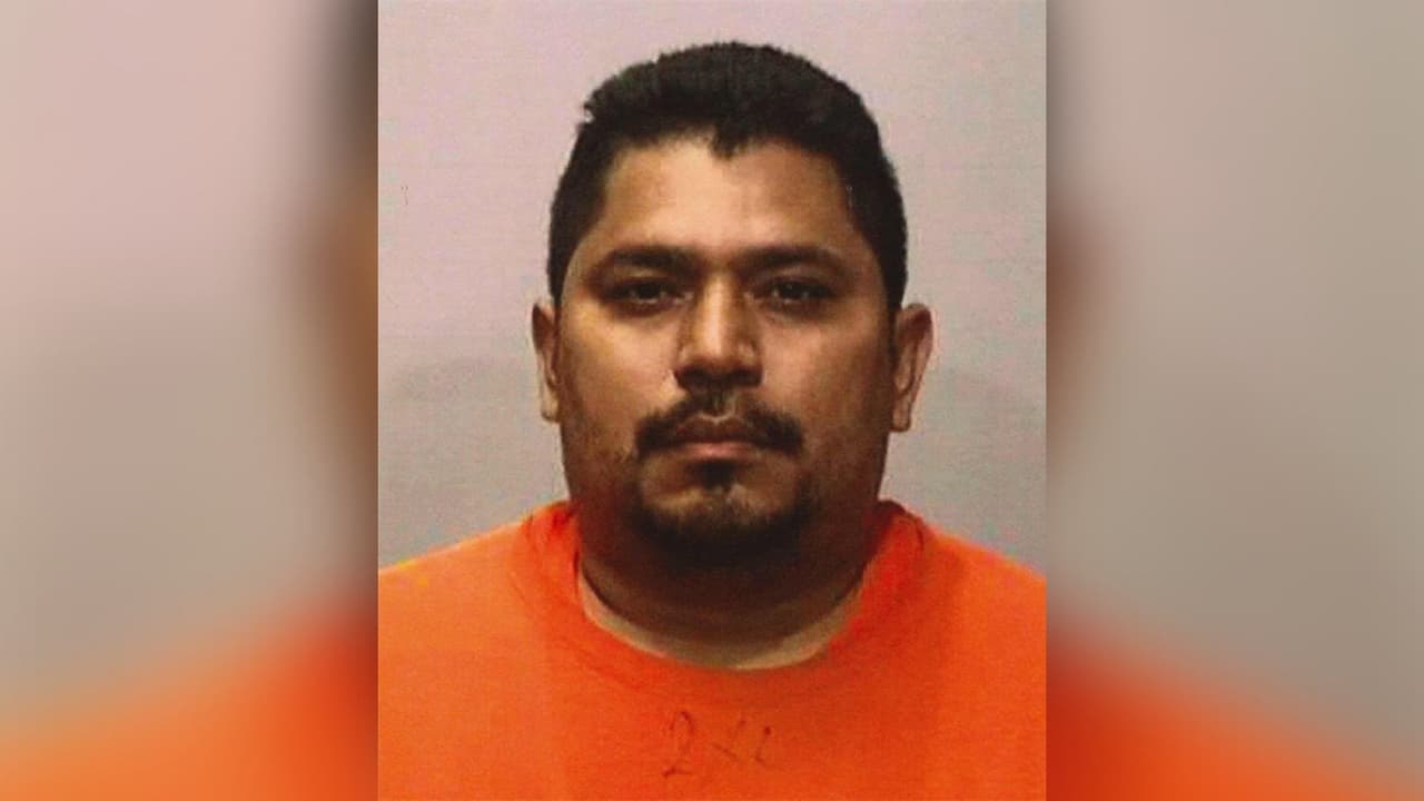 <h3 class="cms-H3-H3"><b>Domingo Rosas Yépez</b></h3>
<br>Raza: hispana
<br>Género: masculino
<br>Altura: 5'6"
<br>Peso: 207
<br>Cabello: negro
<br>Ojos: café
<br>Edad: 40
<br>
<br>Rosas Yépez es buscado como sospechoso de
<b>múltiples delitos</b> de
<b>agresión sexual</b>.