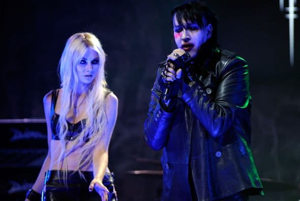 Echándose un "palomazo" con Marilyn Manson en el escenario. ¡Qué amistades! Más videos de Chismes aquí.