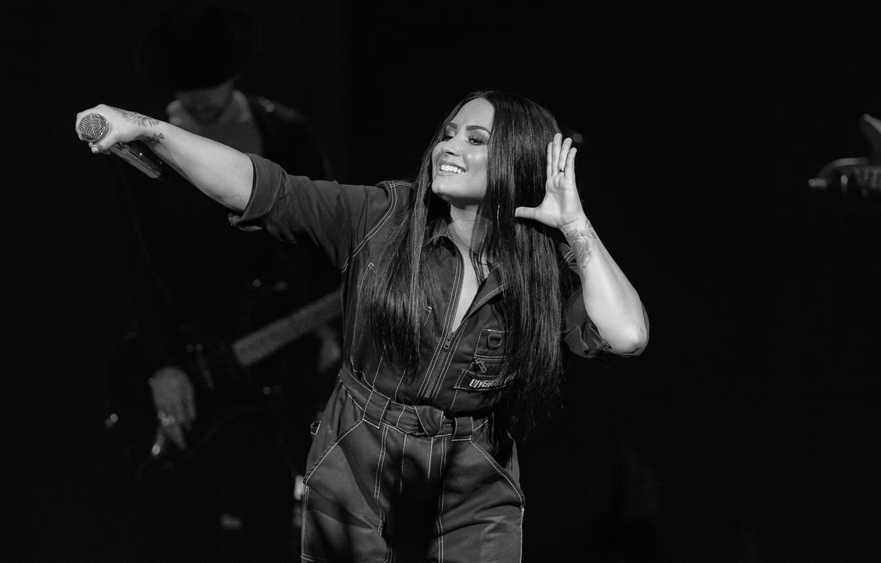 Su guardaespaldas también tomó sus 
<b><a href="https://twitter.com/2Maxx22">redes</a> </b>para afirmar que 
<b>no se ofendió</b> y que solo fue una “
<b>broma divertida</b> de alguien con quien es increíble trabajar y hace todo lo que puede por sus fans, su familia y sus amigos. Te quiero, Demi Lovato”.